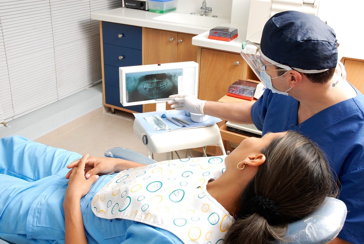 Dzisiejsza technologia stosowana w salonach stomatologii estetycznej być może sprawić, że odzyskamy prześliczny uśmieszek.